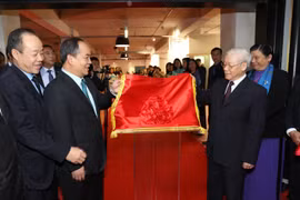 阮富仲出席法国越南文化中心新总部落成仪式 会见在法越南人代表
