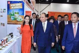 阮春福参观亚洲国际食品与酒店展越南国家馆