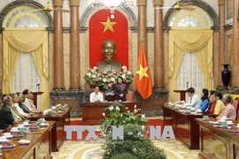 越南国家副主席邓氏玉盛会见南定省战争时期有功人员