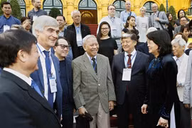 邓氏玉盛会见参加亚欧新音乐节的代表团