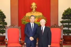 越共中央总书记阮富仲会见中共中央纪律检查委员会书记赵乐际 