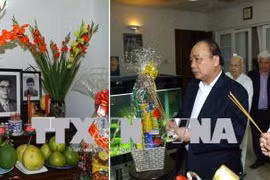 阮春福向总书记阮文灵和总理范文同敬香