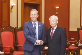 越共中央总书记阮富仲会见英国新任驻越大使
