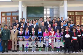 国会副主席冯国显春节前走访慰问莱州省贫困群众