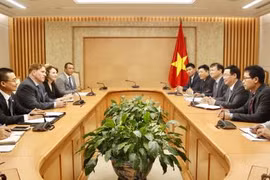 越南政府副总理王廷惠会见美国驻越南商会会长迈克尔•凯利。（图片来源：越通社）