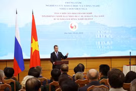 梅德韦杰夫走访参观越俄热带综合科技研究中心