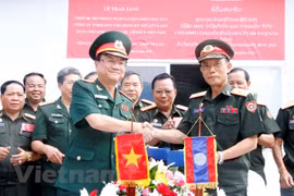 越南向老挝国防部移交作战模拟训练中心
