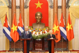 阮富仲与古巴国务委员会主席兼部长会议主席迪亚斯-卡内尔共同会见记者
