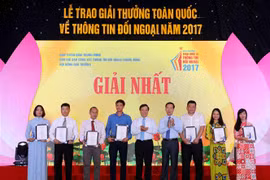 2017年全国对外新闻奖颁奖仪式在河内举行 67件最佳作品获奖