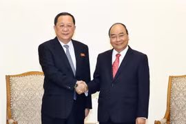 越南政府总理阮春福会见朝鲜外交部长李勇浩
