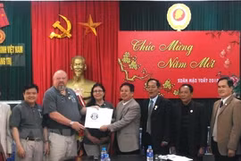 美国越南战争退役军人协会向广治省移交烈士遗骸档案