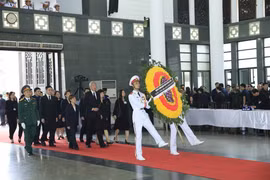 许多国家领导和代表团来到河内吊唁越南国家主席陈大光逝世