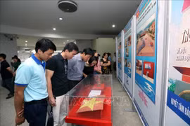 “海洋岛屿与海军战士”图片展在奠边省举行