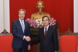 越共中央经济部部长阮文平会见世界经济论坛执行董事