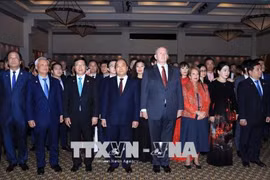 阮春福和澳大利亚总督科斯格罗夫出席庆祝越澳建交45周年招待会