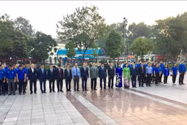 河内市领导向列宁敬献花圈 纪念俄罗斯十月革命胜利101周年