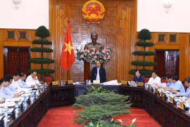 阮春福主持会议讨论中部沿海各省海岸滑坡和河口泥沙堆积情况