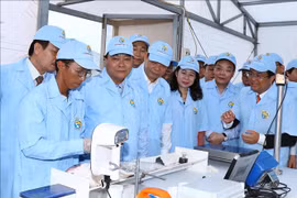 越南政府总理阮春福走访考察安江省高科技查鱼种苗生产基地