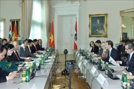 越南政府总理阮春福与奥地利总理举行会谈
