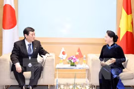 国会主席阮氏金银会见日本和摩洛哥客人