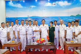 泰国皇家海军代表团访问越南海军第五军区司令部
