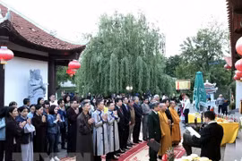 旅居乌克兰越南人深切缅怀英勇不屈捍卫祖国海洋岛屿主权的烈士们