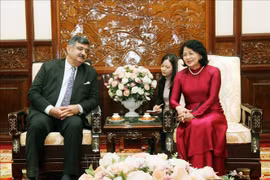 邓氏玉盛会见国际SOS儿童村主席考尔