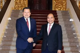 越南政府总理阮春福会见乐天集团副总裁黄珏圭。（图片来源：越通社）