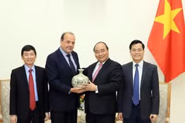 政府总理阮春福会见智利驻越大使克劳迪奥·德·内格里。（图片来源：越通社）