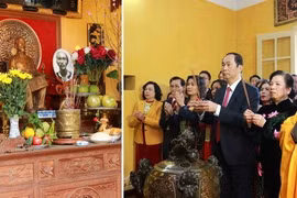 越南国家主席陈大光偕夫人向胡志明主席敬香