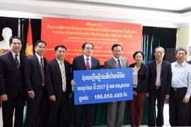 老挝人民捐款援助越南受灾群众