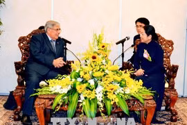 胡志明市市委副书记武氏蓉会见法国共产党领导