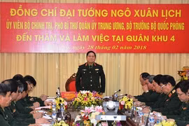 吴春历大将视察第四军区司令部