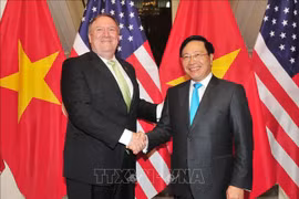 越南政府副总理兼外长范平明与美国国务卿举行会谈