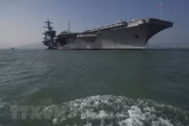 越南跨部门代表团登上美国航空母舰参观