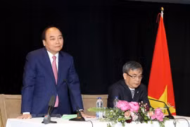 阮春福会见越南驻加拿大使馆工作人员与旅加越南侨胞