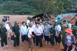越共中央组织部部长范明正走访慰问清化省洪涝灾害灾民