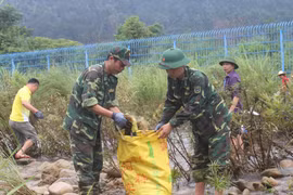 越中边民携手开展边境河道环境卫生整治活动