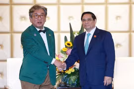 越南政府总理范明政（右）会见韩国碳中和绿色增长委员会主席Kim Sang-Hyup。图自越通社