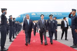 国家主席梁强抵达利马, 开始访问秘鲁和出席APEC领导人会议周之行。图自越通社