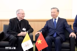 越共中央总书记、国家主席苏林（右）会见梵蒂冈国务卿彼得罗·帕罗林。图自越通社