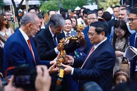 政府总理范明政赠送越南木偶。图自越通社