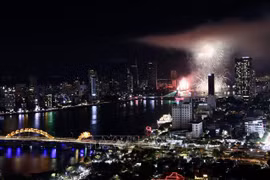 2024年岘港国际烟花节总决赛上芬兰队的烟花表演。图自越通社