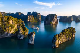 联合国教科文组织公认的世界自然遗产——下龙湾是国际游客喜爱的目的地。图自越通社