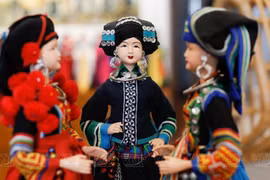 组图：热爱民族传统娃娃服饰制作的画家 