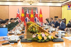 政府总理范明政接见英国国防大臣