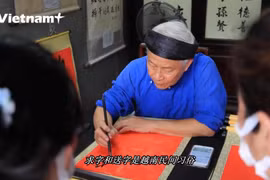 高考前来文庙求字 越南人的美好习俗