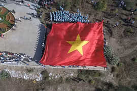 组图：李山岛最高山峰上的升旗仪式