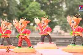 唐林古村艺人制作第31届东运会吉祥物--中南大羚雕像系列
