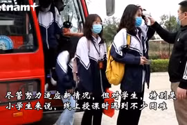越南全国多地学生停课后重返校园